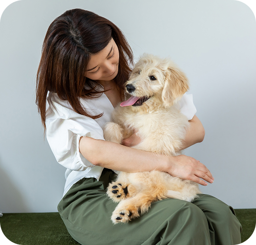 子犬をやさしく抱きしめる飼い主様